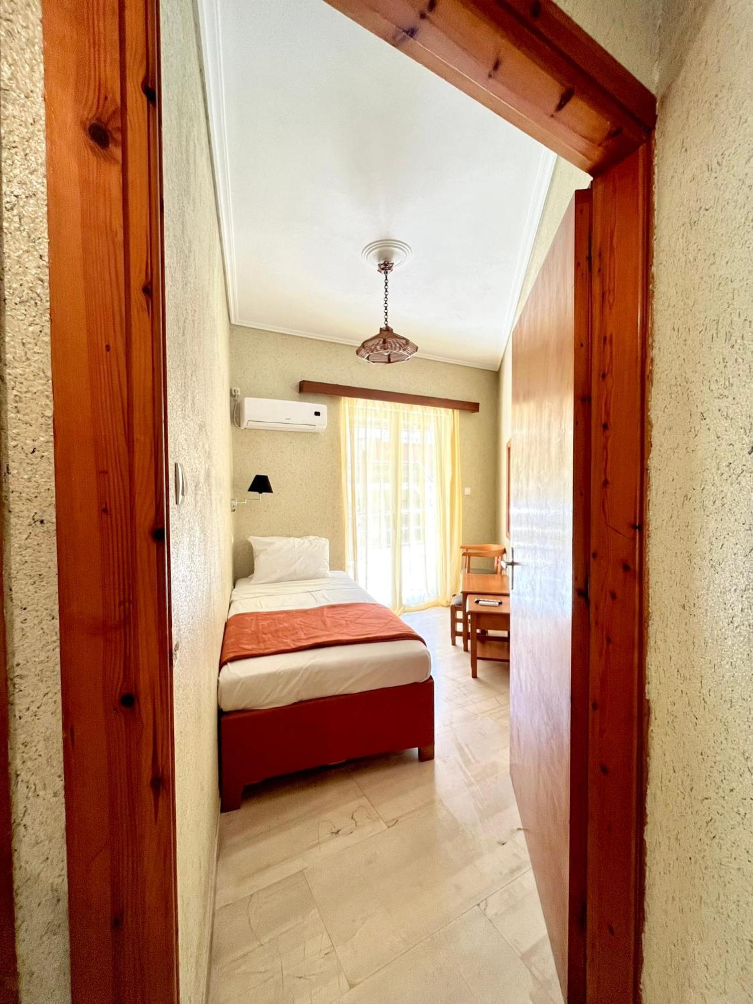 Oelia Rooms & Apartments Agia Marina  Esterno foto