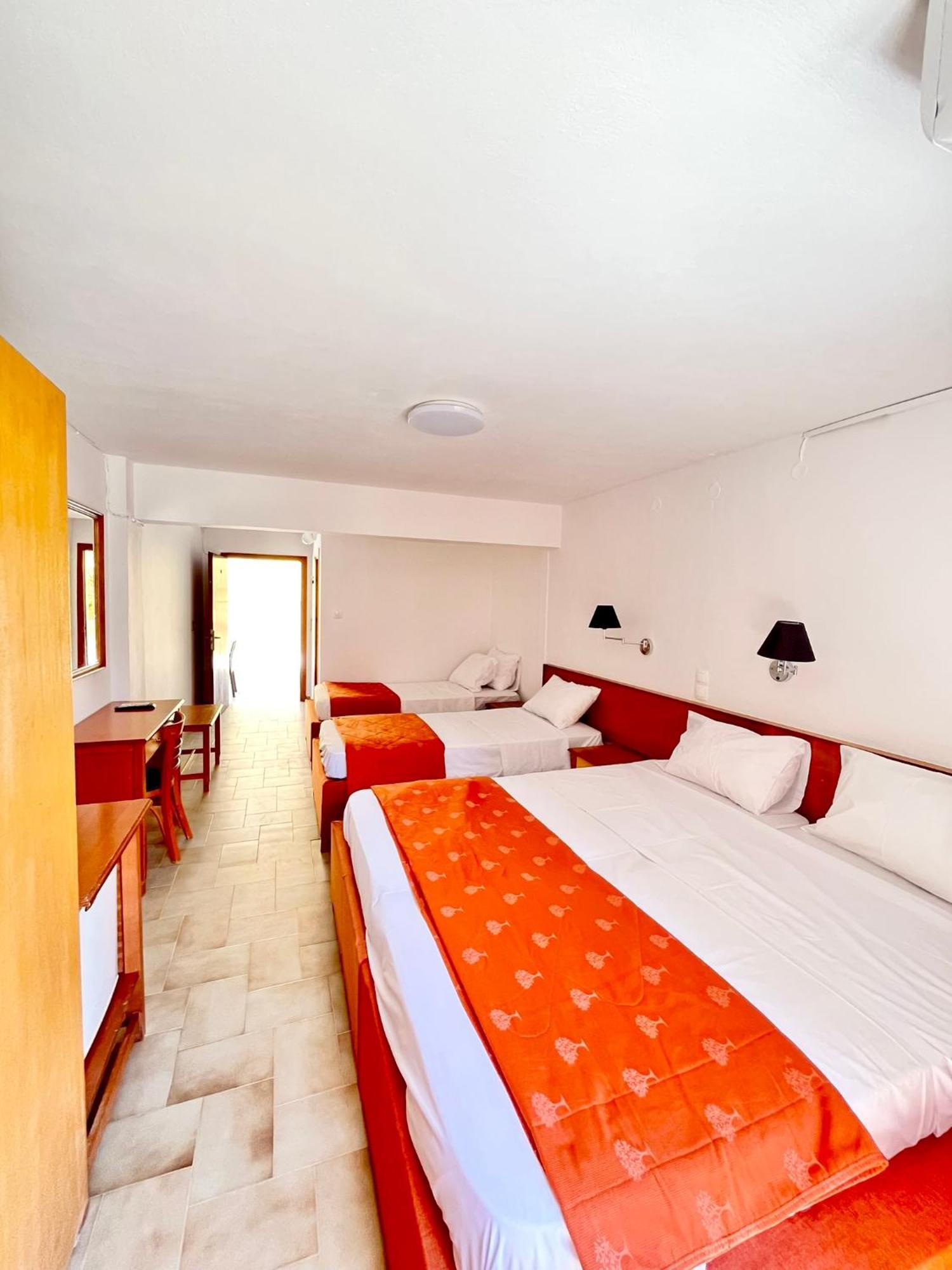 Oelia Rooms & Apartments Agia Marina  Esterno foto