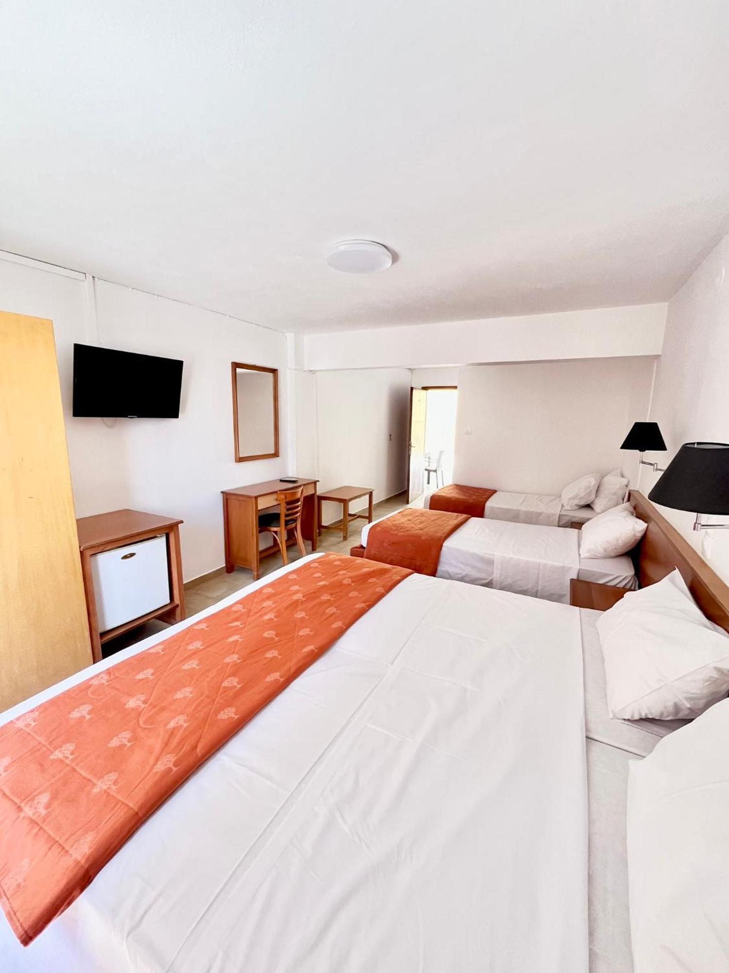 Oelia Rooms & Apartments Agia Marina  Esterno foto