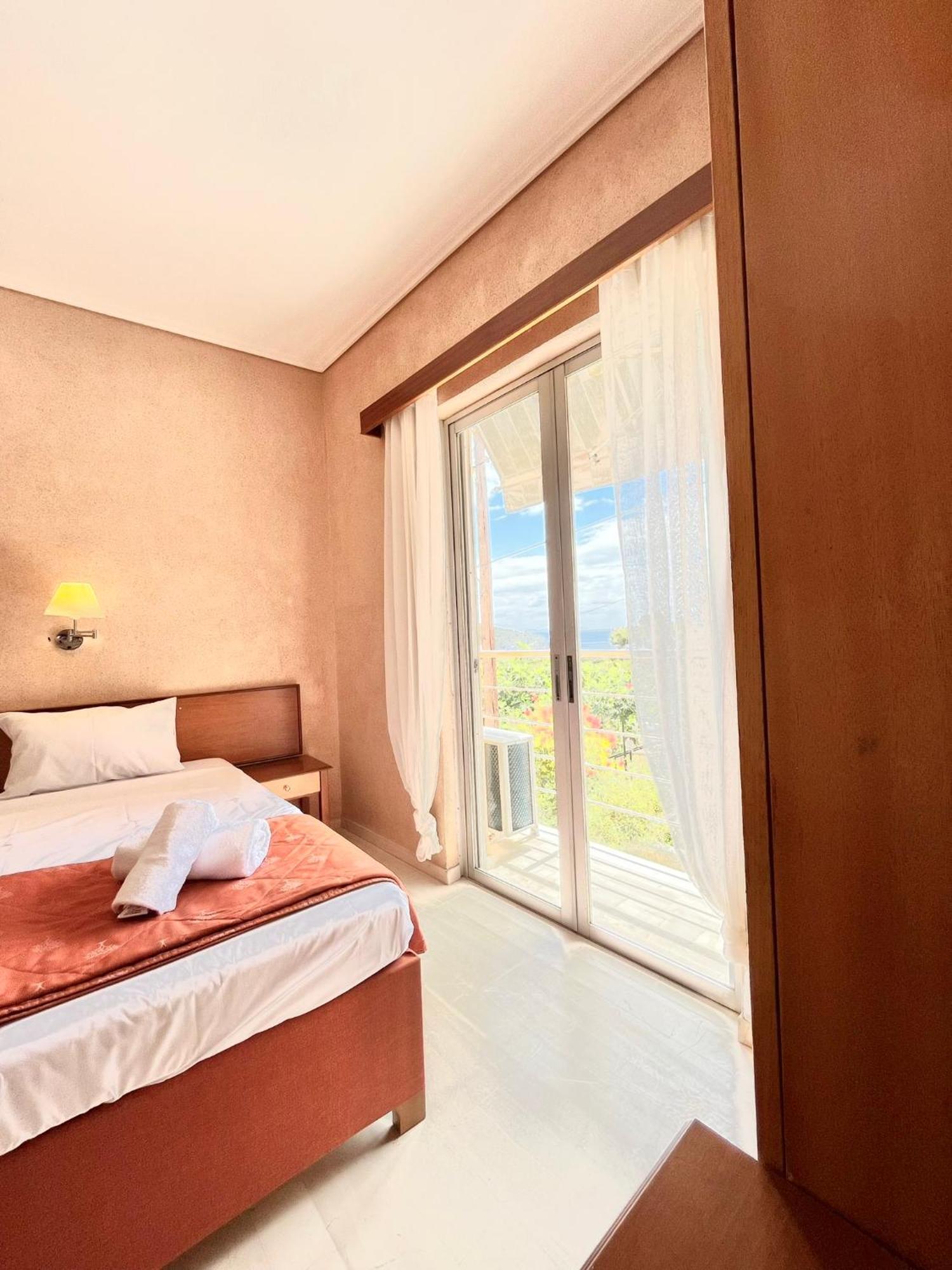 Oelia Rooms & Apartments Agia Marina  Esterno foto