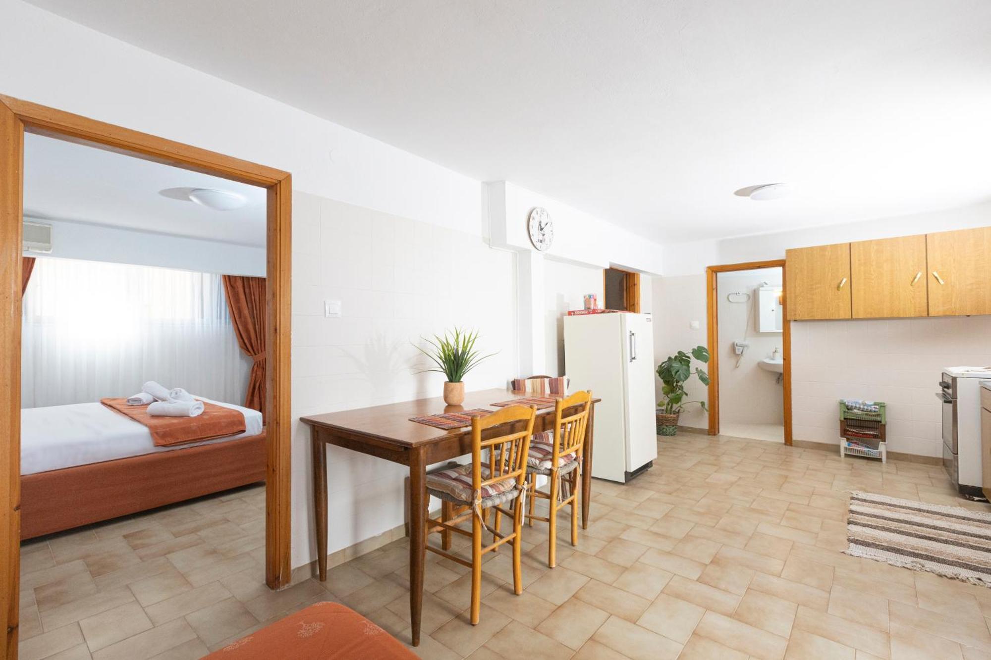 Oelia Rooms & Apartments Agia Marina  Esterno foto