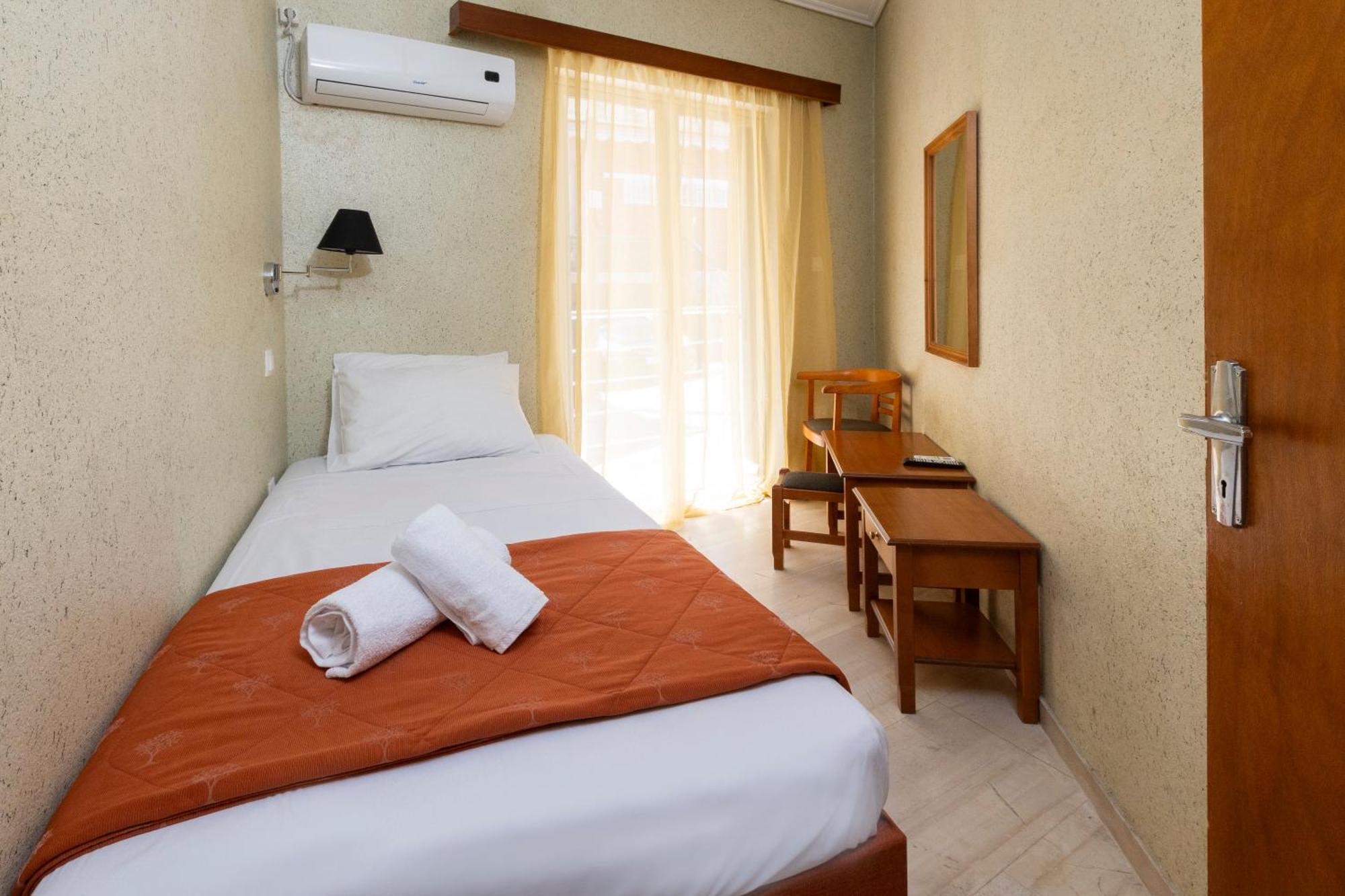 Oelia Rooms & Apartments Agia Marina  Esterno foto