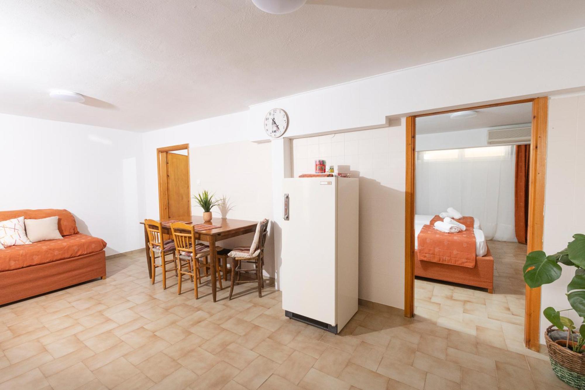 Oelia Rooms & Apartments Agia Marina  Esterno foto