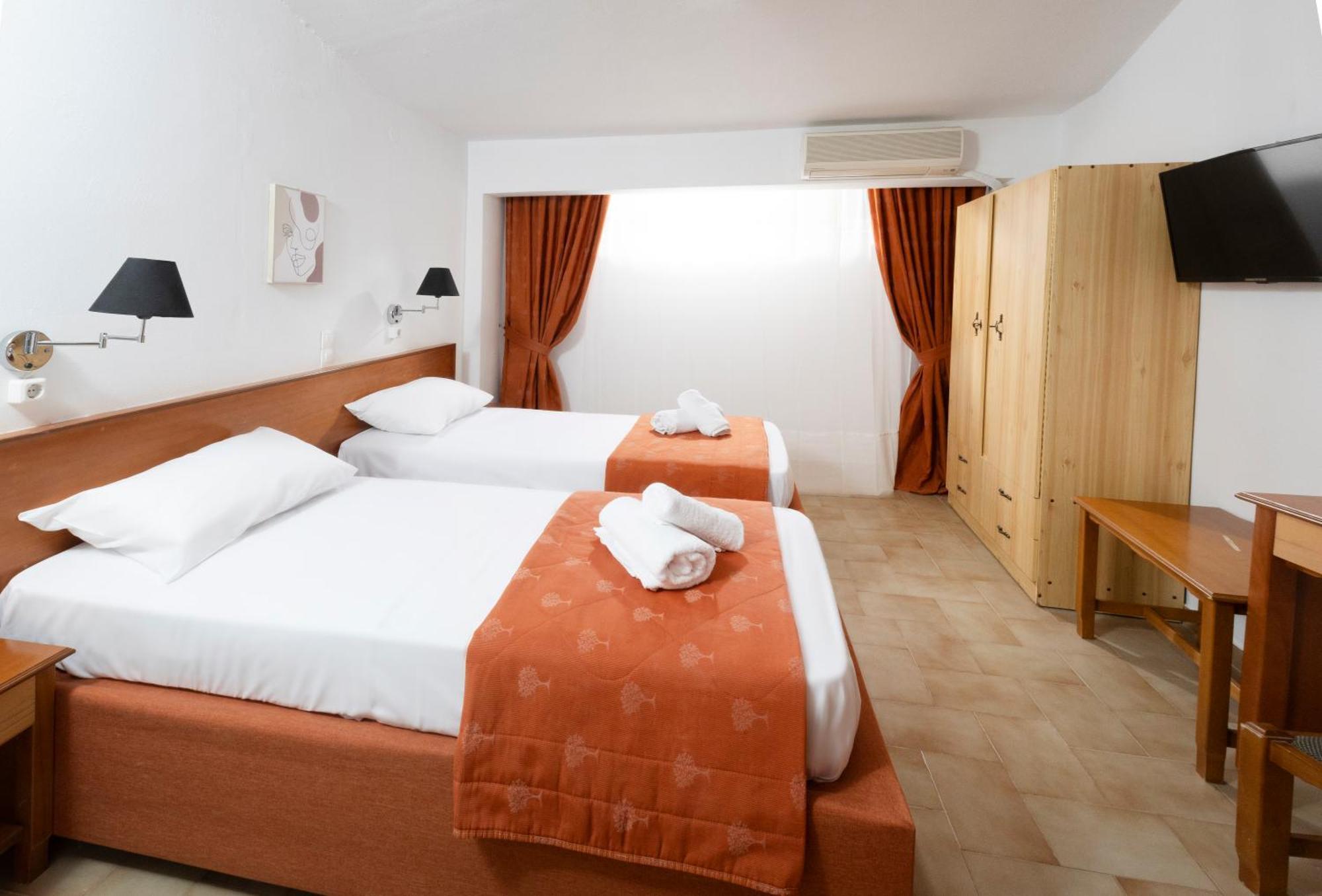 Oelia Rooms & Apartments Agia Marina  Esterno foto